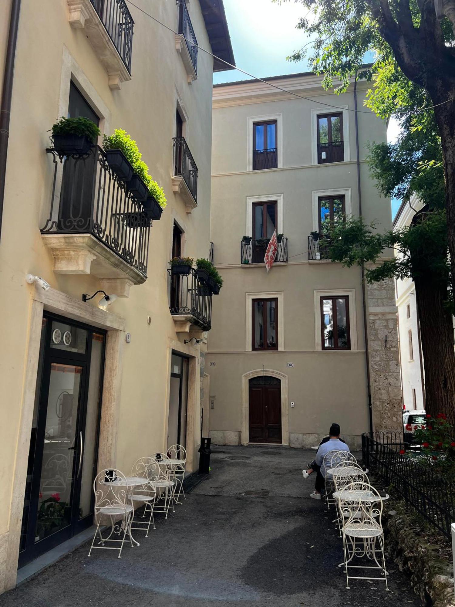 Dimora Largo Silvestro Dell'Aquila- Centro Storico LʼAquila Exterior foto